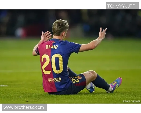 扎辫子的足球明星展现独特风格与球场魅力的完美结合