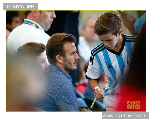 与足球明星亲密合影高清图片分享尽显球场魅力与风采 与足球明星亲密合影高清图片分享尽显球场魅力与风采